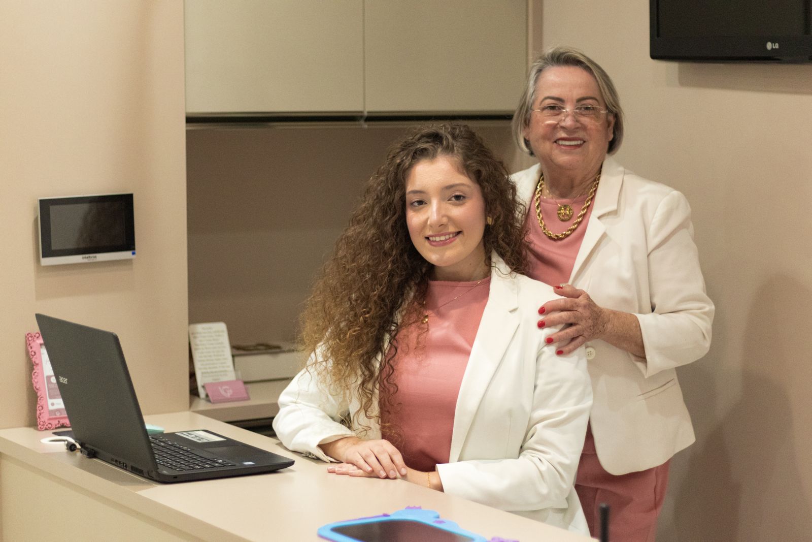 Atendimento na recepção do consultório de odontopediatria