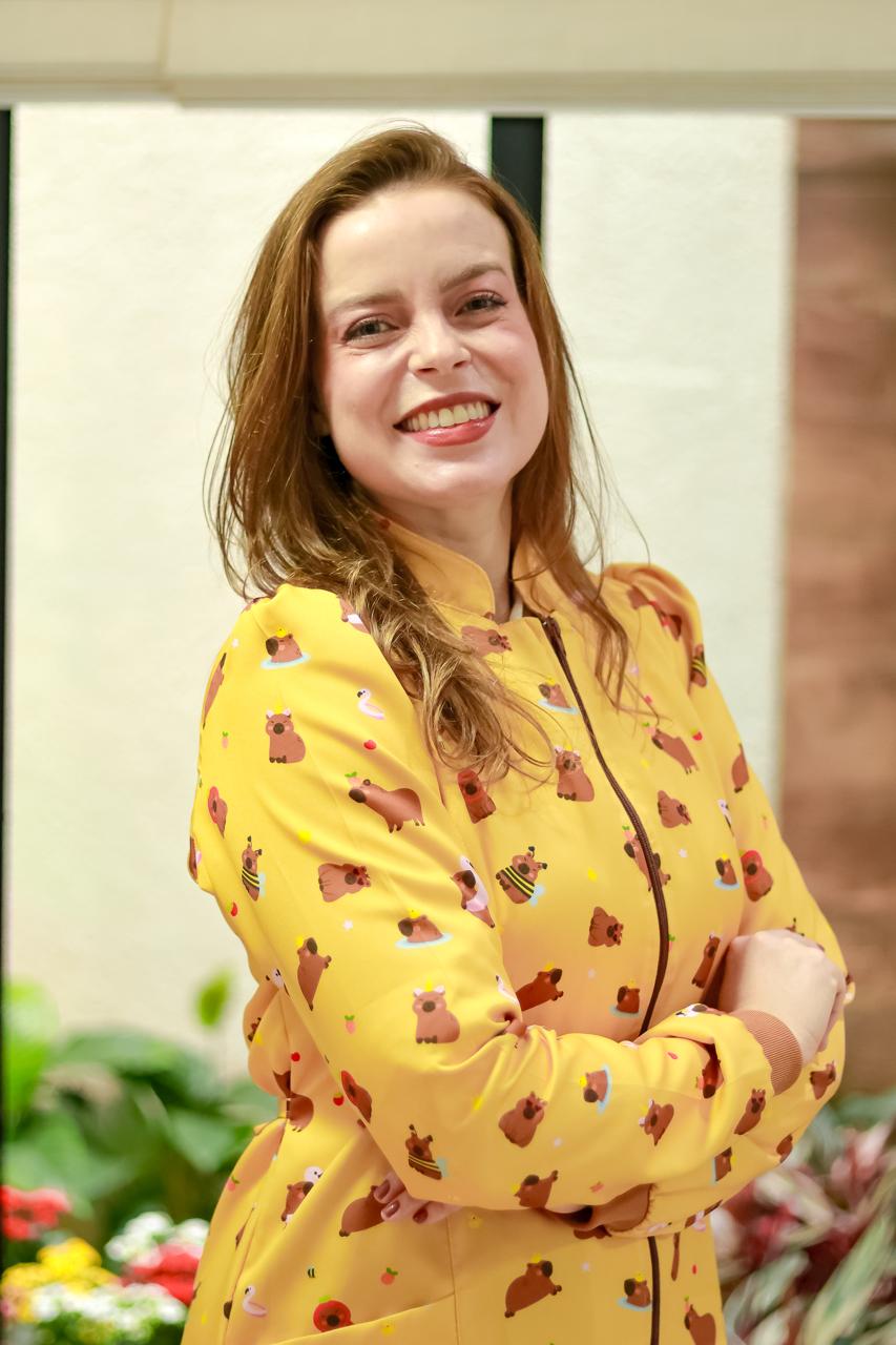 Dra. Luhana com jaleco temático infantil