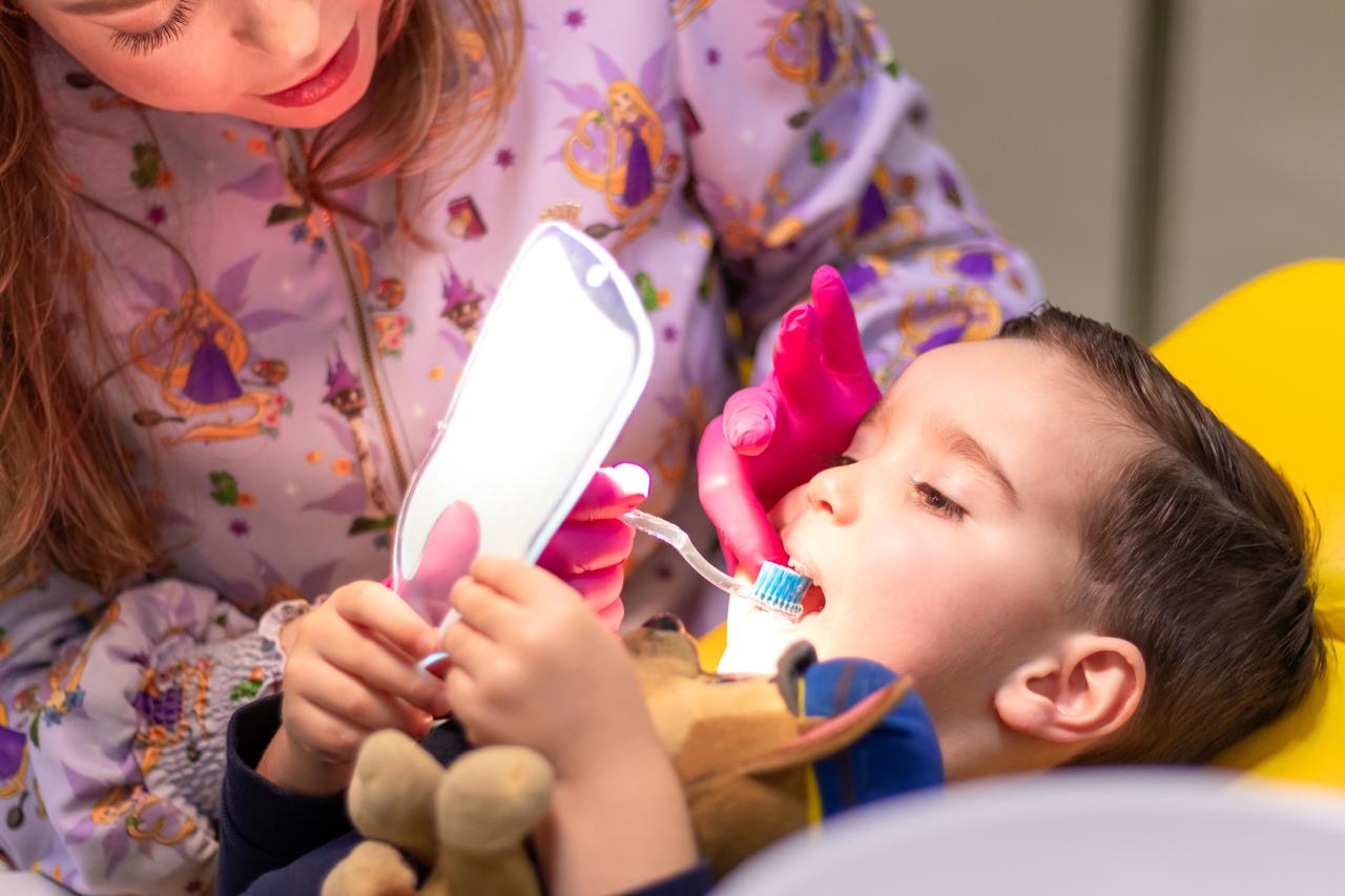 Criança escovando os dentes com a Dra. Luhana