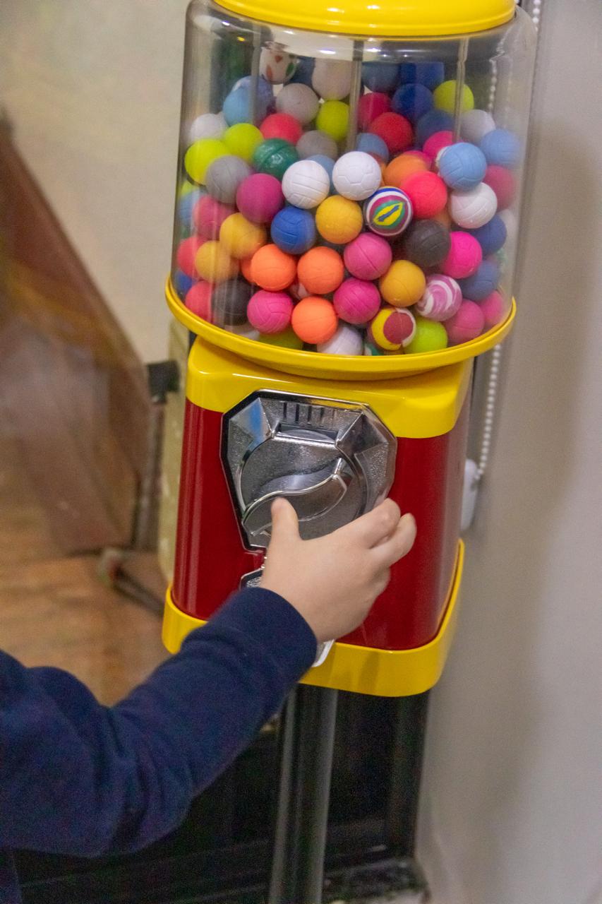 Criança escolhendo brinde na máquina